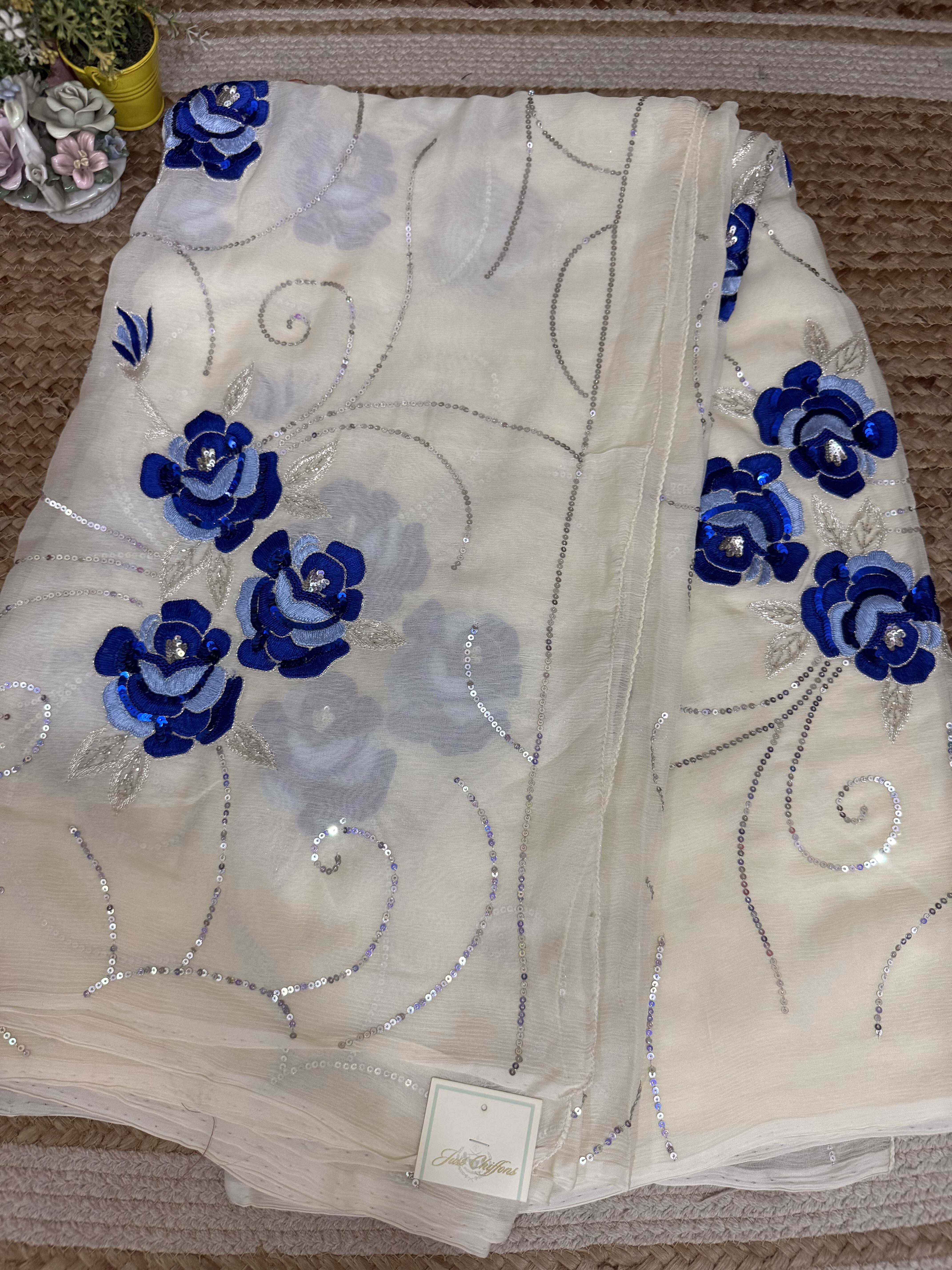 Cream with blue flowers - Image 5